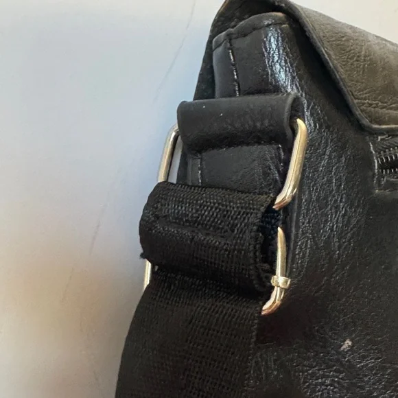 Delika-stylish black Crossbody messenger /handbag great for both men or women - Picture 3 of 8